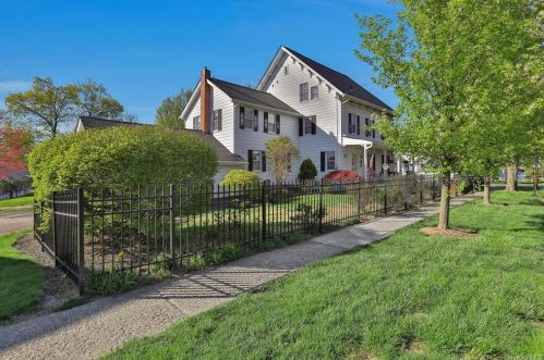 25 Broad St, Fishkill, NY 12524-1836