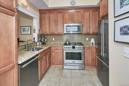 17 Cropsey St, Warwick, NY 10990-3582