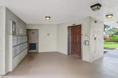 499 Forest Lakes Blvd, Naples FL  34105-5559 exterior
