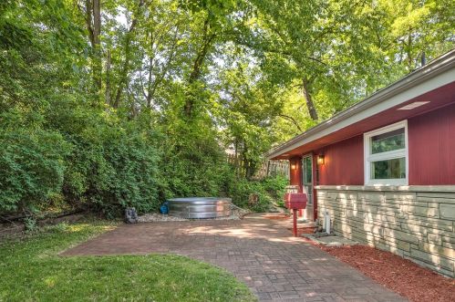 1562 Fairmont Dr, New Kensington PA  15068-5856 exterior
