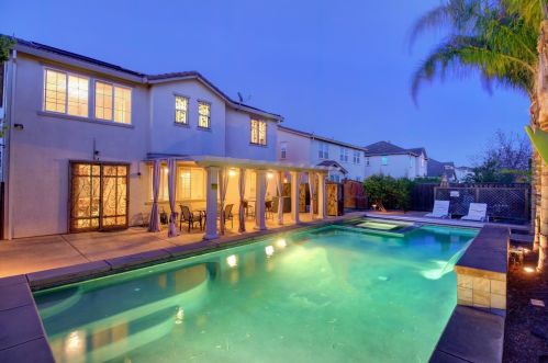 9872 Winkle Cir, Elk Grove CA  95757-6276 exterior