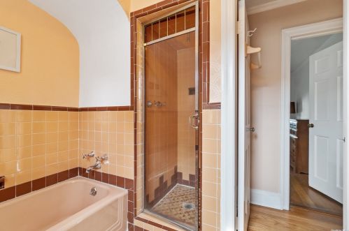 37 Mayfair Ave, Floral Park NY  11001-2546 exterior