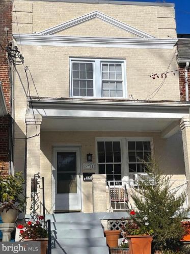 3721 W St, Washington, DC 20007-1713