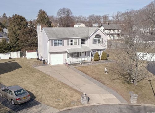 8 Alyssa Ct, Bayshore, NY 11706-5647