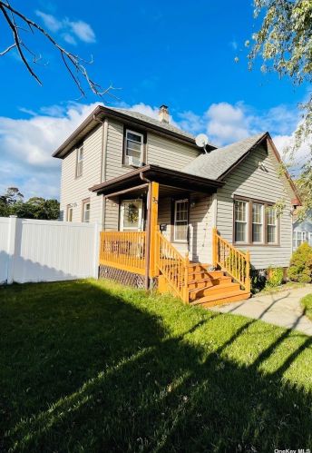33 Redington St, Bayshore, NY 11706-7408