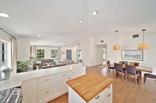 220 Palm Lk Dr, Sanibel FL 33957-5601 exterior