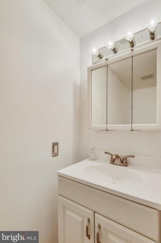 7702 Trevino Ln, Falls Church VA  22043-3507 exterior