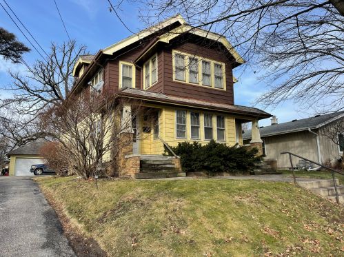 412 Buena Vista Ave, Waukesha, WI 53188-3751
