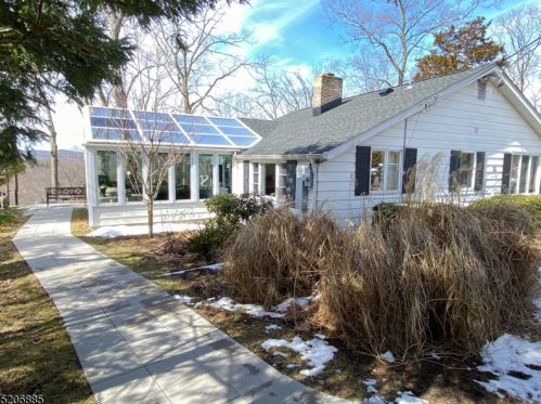 22 Crag Pl, Skyline Lakes NJ  07456-1814 exterior