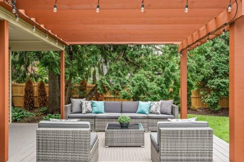 7607 Lake Dr, Milwaukee WI  53217-2909 exterior