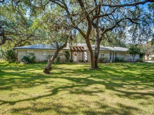 109 Live Oak Dr, Pleasanton, TX 78064-1513