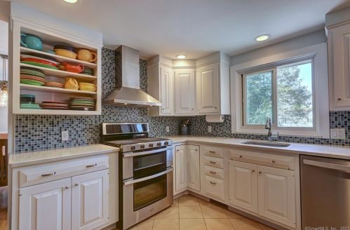 51 Westwood Rd, Milford CT  06461-2752 exterior