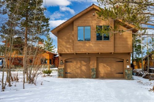 3819 Beach Rd, South Lake Tahoe, CA 96150-8921