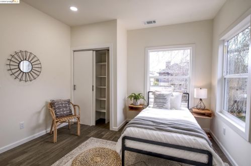 557 63 St, Oakland CA 94609-1244 exterior