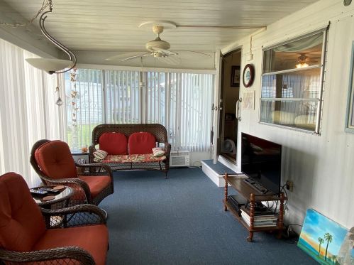 221 Rue De Paresse, Tavares, FL 32778-3627