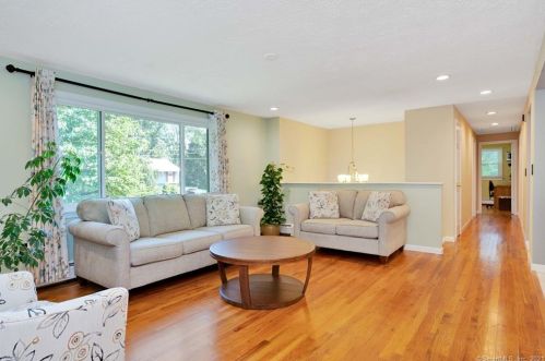 7 Kent Ln, Bloomfield, CT 06002-1326