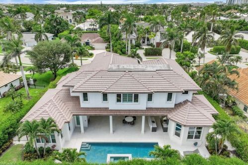 569 Neapolitan Way, Naples FL 34103-8568 exterior