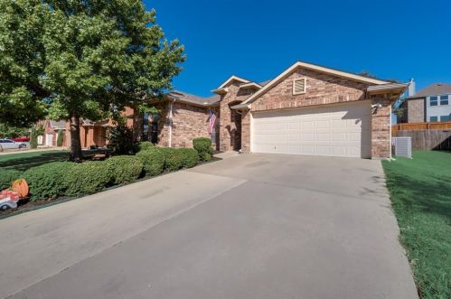 632 Bent Oak Dr, Fort Worth, TX 76131-4230