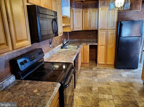 221 Market St, Molino, PA 17961-1905
