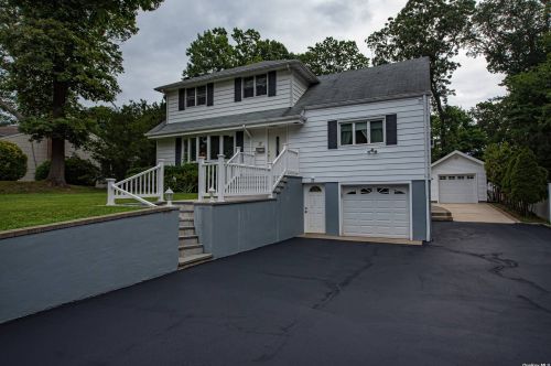 17 Cottage Ct, Huntington Station NY  11746-1104 exterior