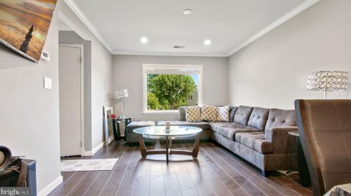 12300 Woodlawn Ct, Woodbridge VA  22192-1921 exterior