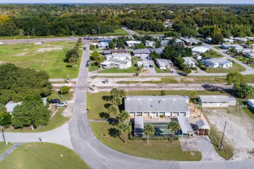 1525 Pleasant St, Tavares FL  32778-4001 exterior