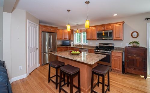 8 Evans Ave, Plaistow NH  03865-2909 exterior