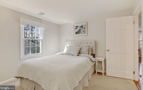 5954 New England Wood Dr, Springfield VA 22015-2910 exterior