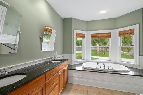 16 Bittersweet Ln, Pine Neck NY  11963-1422 exterior