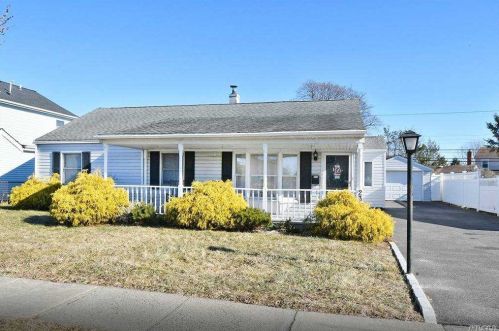 23 Kunen Ave, Bethpage, NY 11714-1532
