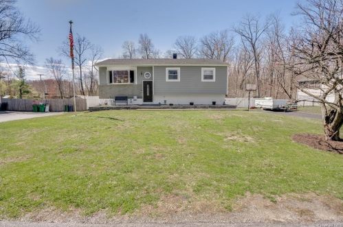 9 Phyllis Dr, New Hamburg, NY 12590-3203
