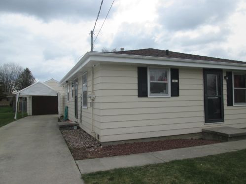 1611 Galax Dr, Manitowoc WI  54220-2209 exterior