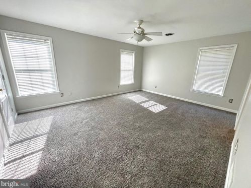 32 Pin Oak Dr, Dover DE  19904-2373 exterior