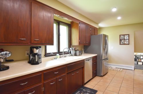 720 Sweetbriar Dr, Waukesha WI  53186-6717 exterior