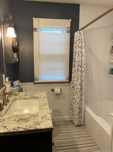 39 Laurel Rd, Windsor Locks CT 06096-2033 exterior