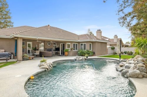 10504 Chesterfield Ct, Bakersfield CA 93311-3722 exterior