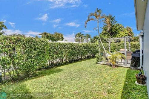 305 4th Ter, Dania Beach FL  33004-4714 exterior