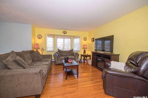 48 Community Rd, Bayshore, NY 11706-7834