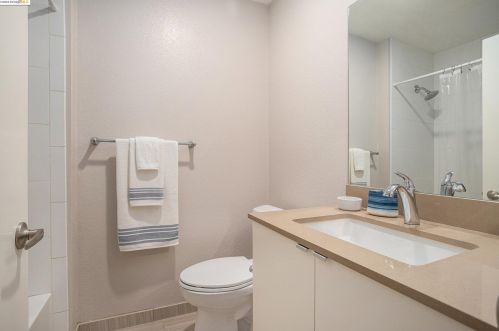 18 Lakeshore Ct, Richmond CA  94804-7419 exterior