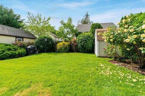 37 Mayfair Ave, Floral Park NY  11001-2546 exterior