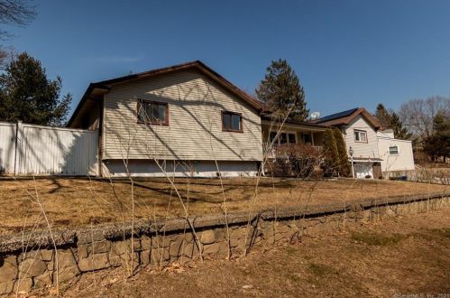 11 Linda Dr, Bridgeport, CT 06606-1316