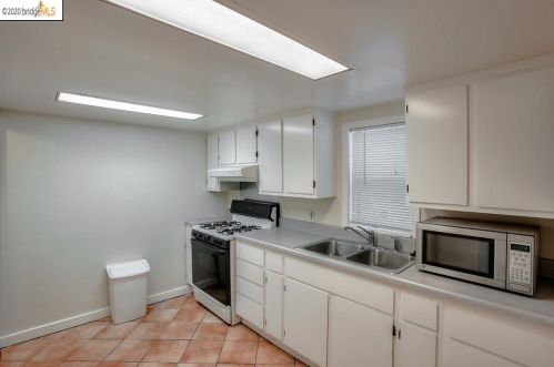 3241 Hollis St, Oakland CA 94608-2514 exterior