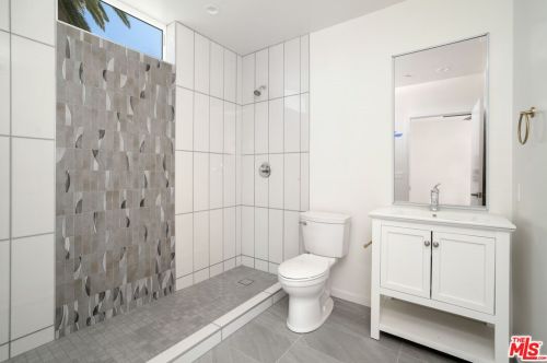 14754 Gilmore St, Van Nuys CA 91411-1520 exterior