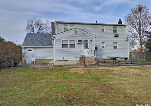 1013 3rd St, Babylon, NY 11704-4713