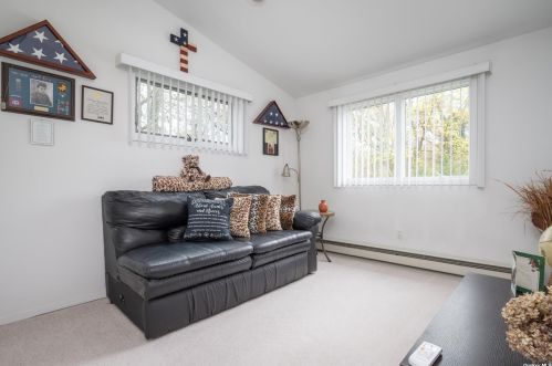 31 Craig Dr, Huntington Station NY 11746-4704 exterior