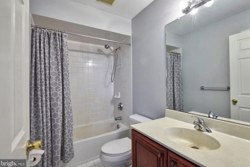 4 Millennium Dr, Columbus NJ  08022-2250 exterior