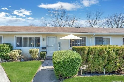 185 Storm Dr, Holtsville, NY 11742-1919