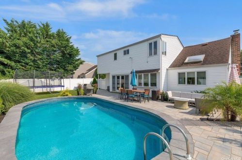 2641 Karen St, North Bellmore, NY 11710-5218