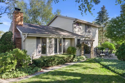15495 Doverhill Ln, Waukesha, WI 53151-5714