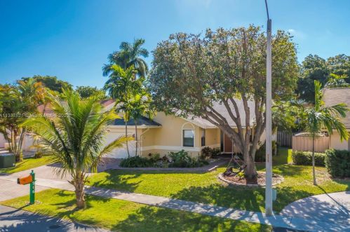 216 9th St, Dania Beach FL  33004-4439 exterior